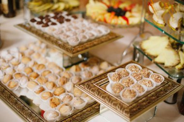 Şeker, çikolata ve meyve kek büfesi masada