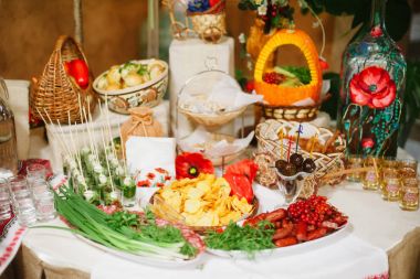 Et aperatifler ve yemekler, alkollü içecekler bira kokteyl parti. güzel reception.ethnic kültür. Ukraynalı gelenekleri