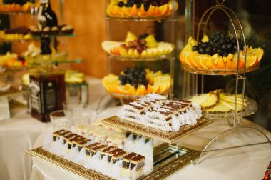 Şeker, çikolata ve meyve kek büfesi masada