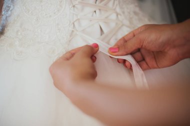 Beyaz gelinlik kravat kızlar yardım