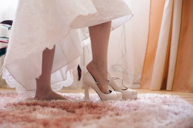 Gelin beyaz Düğün Ayakkabı giyer