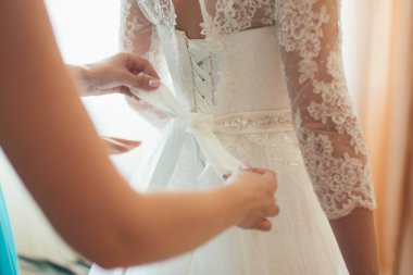 Beyaz gelinlik kravat kızlar yardım