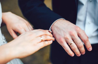 Gelin ve damat elinde oturan uğur böceği. Elele tutuşun. Siyah takım elbise düğün elbise erkek Naturewoman