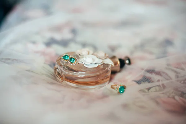 Parfum et bijoux filles et femmes. pierres vertes bijoux Swarovski — Photo