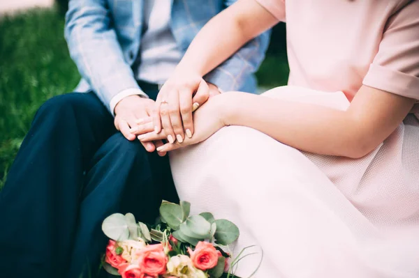 Toca mãos de amantes. anel de casamento com diamante — Fotografia de Stock