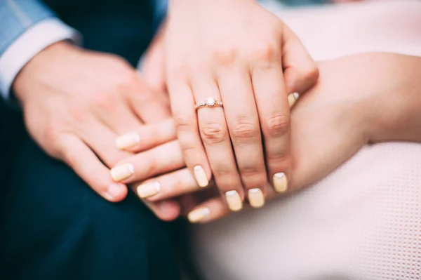 Touche les mains des amants. Bague de mariage avec diamant. bijoux publicitaires . — Photo