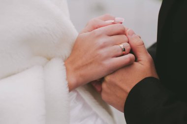 Gelin ve damat birbirlerinin ellerini tutun. 