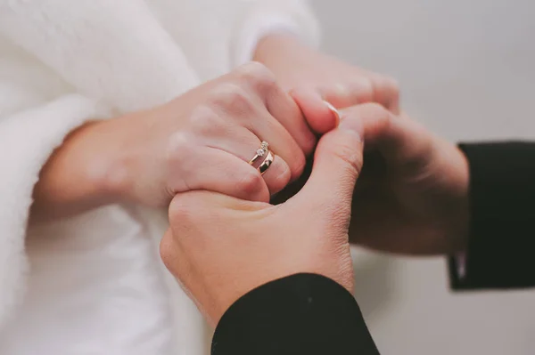 Sposa e sposo si tengono per mano — Foto Stock