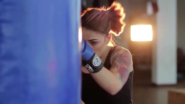 Schöne Kickbox Frau Boxsack Training Fitnessstudio Grimmig Kraft Fit Körper — Stockvideo