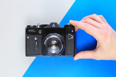 Retro kamera. , Amatör, Zenith beslenir. Mavi arka plan