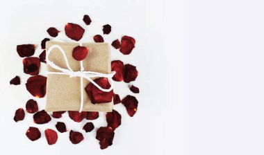 Kutlama tatil için. Sevdiklerinize hediye. Sevgililer günü. Beyaz arka plan