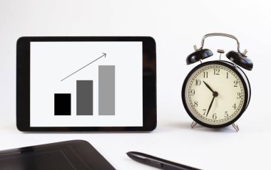 İş araçları. ile birlikte büyüme grafik tablet. Saatler