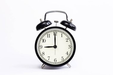 Beyaz arkaplanda klasik tablo saati. 