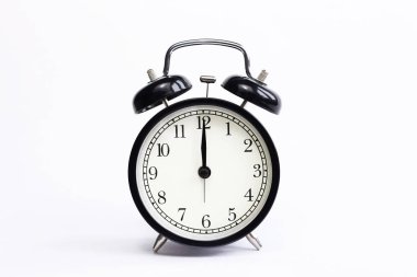 Beyaz arkaplanda klasik tablo saati. 