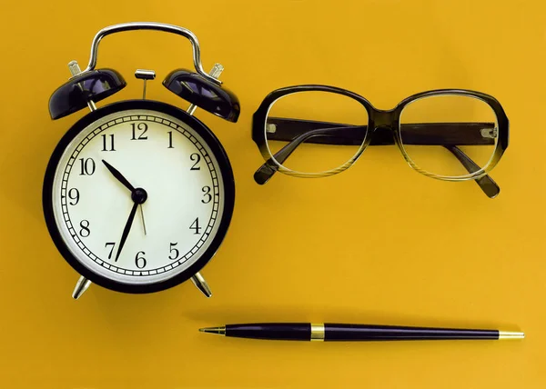 经典表时钟、 锅、 白色背景上的眼镜. — 图库照片