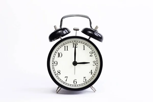 Beyaz arkaplanda klasik tablo saati. 