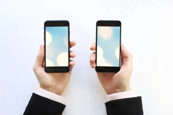 elinde iki akıllı. Beyaz bir arka plan üzerinde