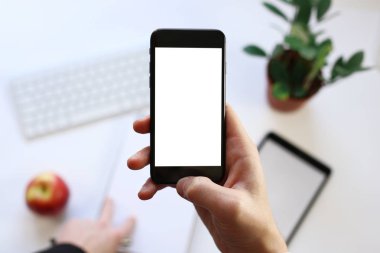 arka planda çalışan iş ortamının elinde akıllı telefon