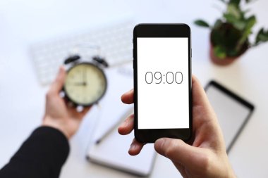 arka planda çalışan iş ortamının elinde akıllı telefon