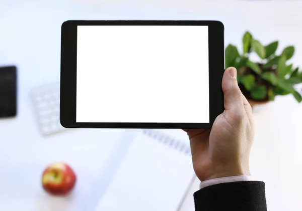 onun ellerinde tablet. Çalışma ortamı