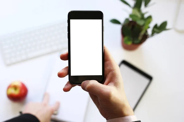 arka planda çalışan iş ortamının elinde akıllı telefon