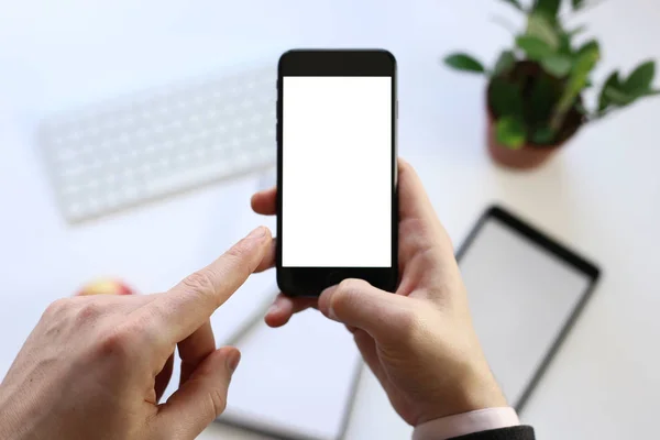 arka planda çalışan iş ortamının elinde akıllı telefon