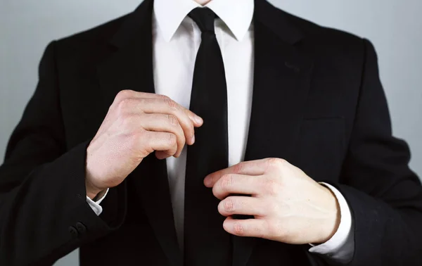 Zakelijke man in een zwart pak. juiste kleding — Stockfoto