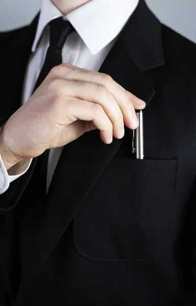 Hombre de negocios con un traje negro. bolígrafo — Foto de Stock