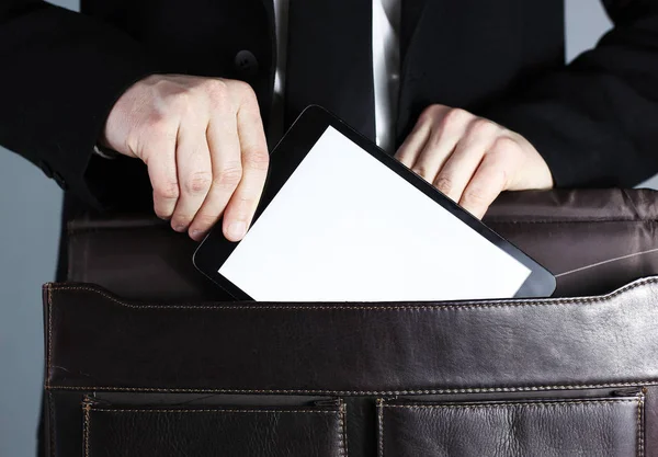 Tablet iş adamları torbaya koyarak. 