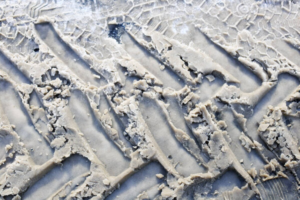 Следы автомобильных протекторов на мокром снегу
. 