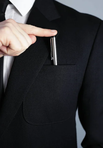 A pôr caneta no casaco dele. Fato de negócios preto — Fotografia de Stock