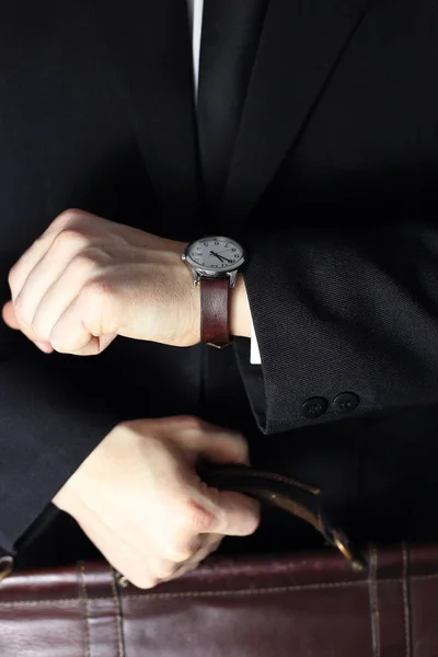 çanta ile başarılı iş adamı. Siyah takım elbise