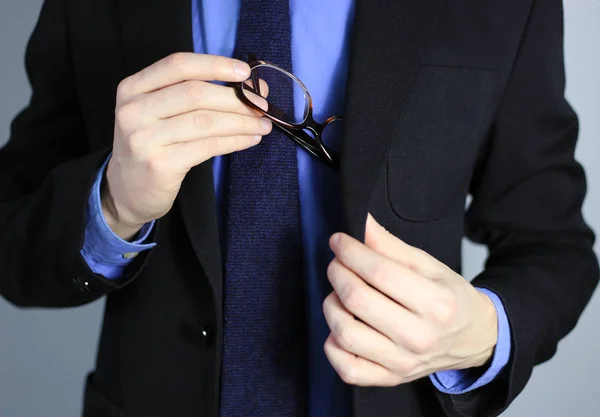 Gafas hombre de negocios. poniendo el espectáculo de gafas . Imagen de stock