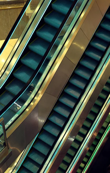 alışveriş merkezinde asansörler