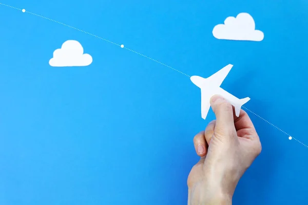 elinde kağıt uçak 