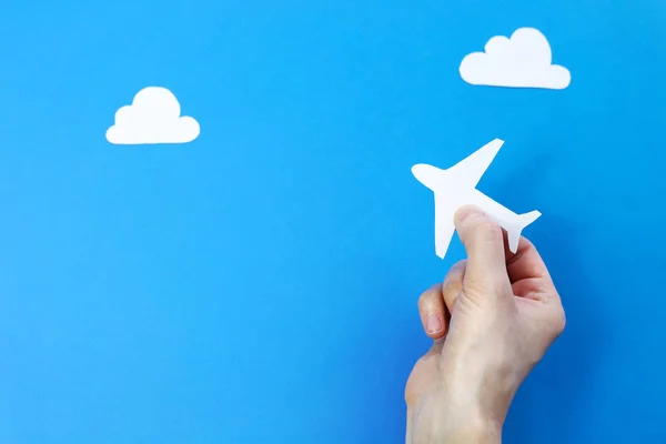 elinde kağıt uçak 