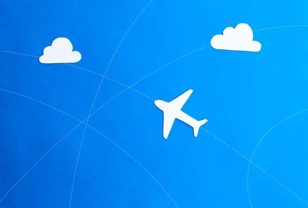 蓝色背景的纸飞机 免版税图库照片