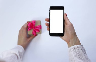 hediye ve telefonu eller içinde. Satın alma