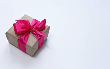 bir kutu içinde pembe kurdele ile Hediyelik kullanır. Beyaz arka plan