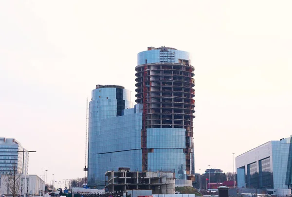 İnşaat. Şirket'e karşı gri gökyüzü inşaatı