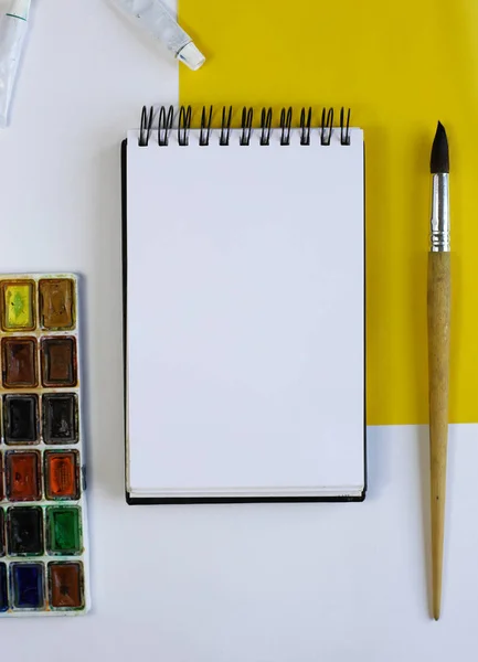 Vattenfärg målar, en pensel, en plats för en inskription — Stockfoto