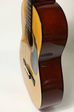 Beyaz zemin üzerinde bir klasik gitar unsuru