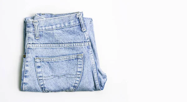 Jeans pliés à la mode sur fond blanc — Photo