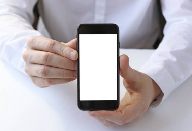 arka planda çalışan iş ortamının elinde akıllı telefon