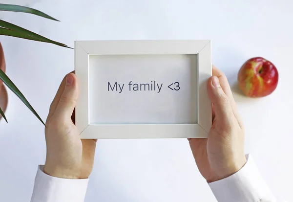 Elinde beyaz fotoğraf çerçevelemek. Benim ailem