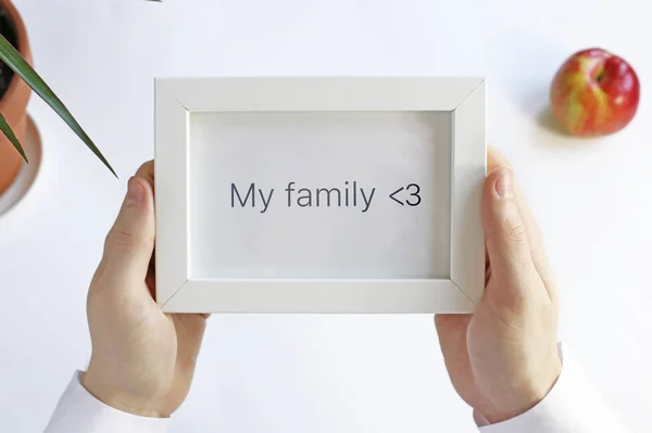 Elinde beyaz fotoğraf çerçevelemek. Benim ailem