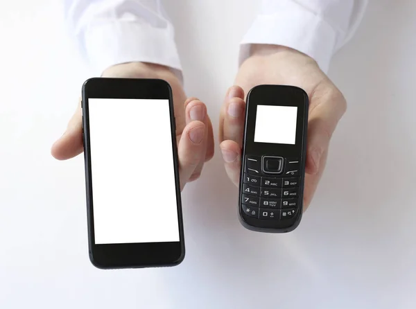 elinde iki akıllı. Beyaz bir arka plan üzerinde