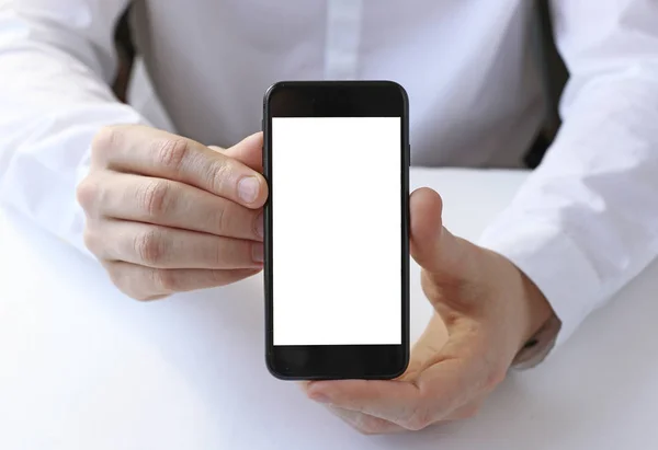 arka planda çalışan iş ortamının elinde akıllı telefon