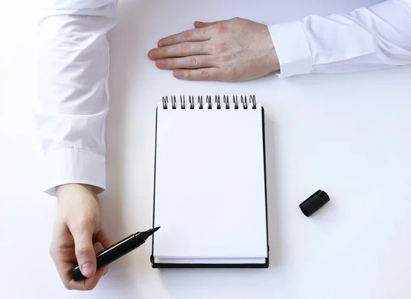 Buisness process. Hand points to a notepad — Stock Photo, Image