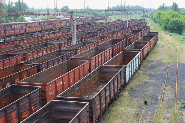 Muchos vagones de tren de cargamuchos vagones de tren de carga retro Imágenes de stock libres de derechos